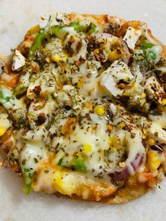 इंस्टेंट व्हीट पिज़्ज़ा (Instant wheat pizza recipe in Hindi) रेसिपी मुख्य फोटो