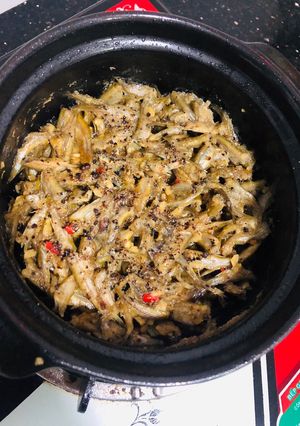 Hình của món Cá lòng tong kho tiêu.