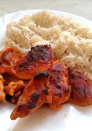 Mézes csirkecombok hagymás rizzsel recept fotója