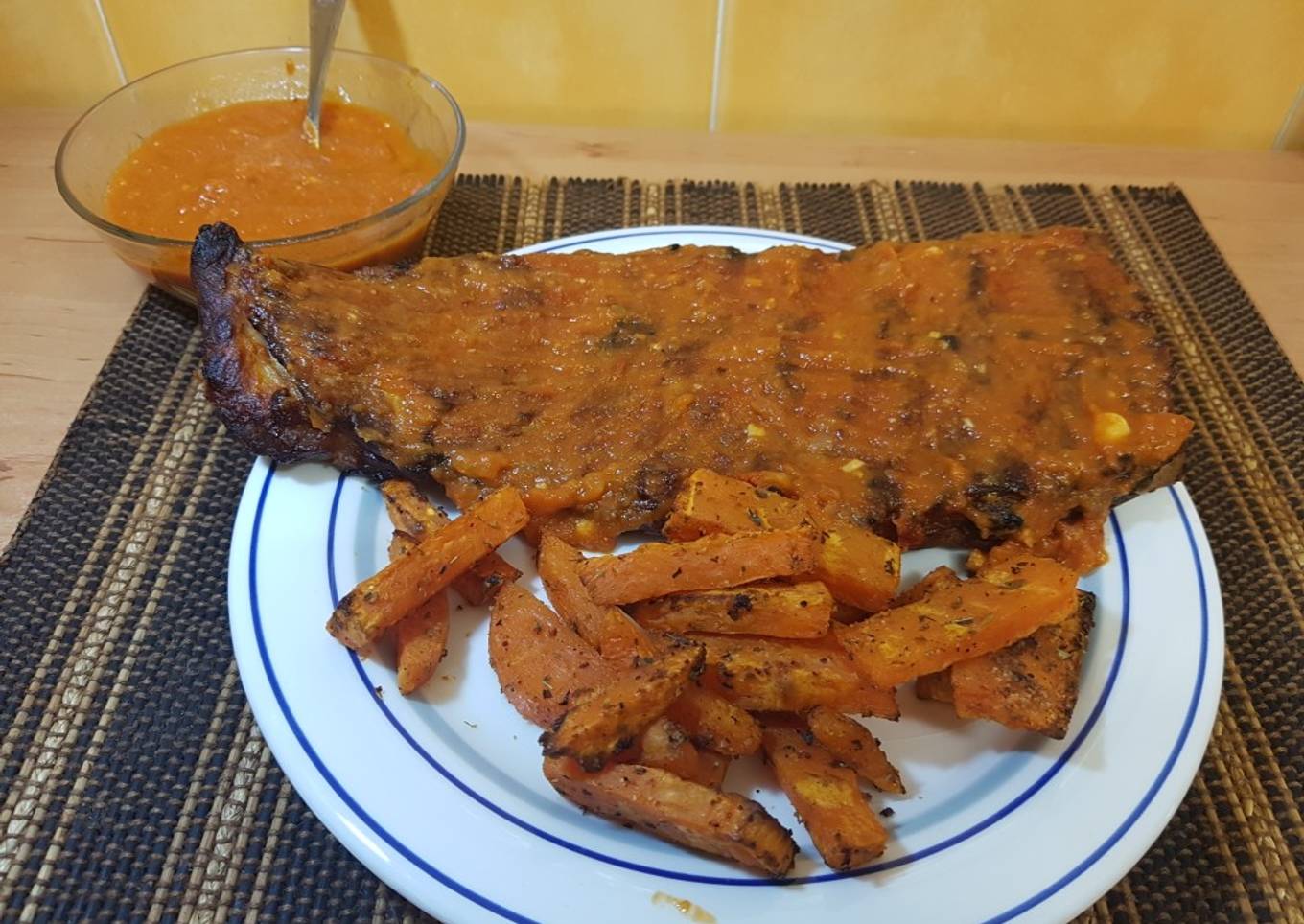 Costillar al horno con batata y salsa barbacoa saludable