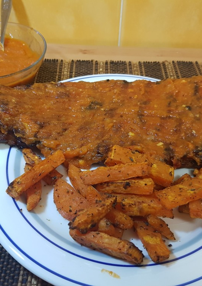 Una foto de Costillar al horno con batata y salsa barbacoa saludable