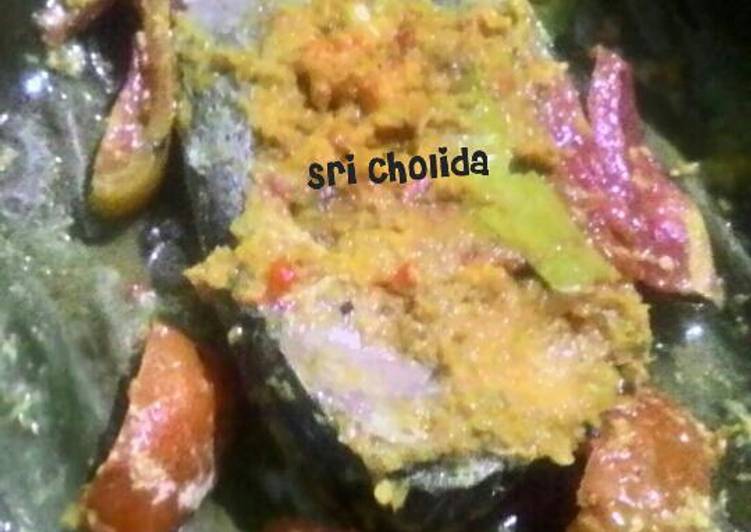 Bagaimana Membuat Pepes tongkol pedas yang Enak Banget