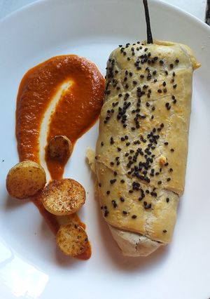 Una foto de Rollo de chile poblano hojaldrado