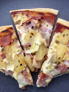 A picture of Ham & Pineapple Pizza.