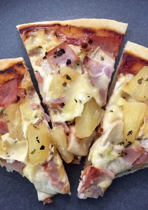 A picture of Ham & Pineapple Pizza.