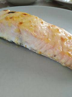 Una foto de Salmón al horno con mostaza y miel