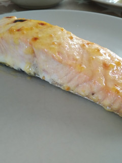 Una foto de Salmón al horno con mostaza y miel