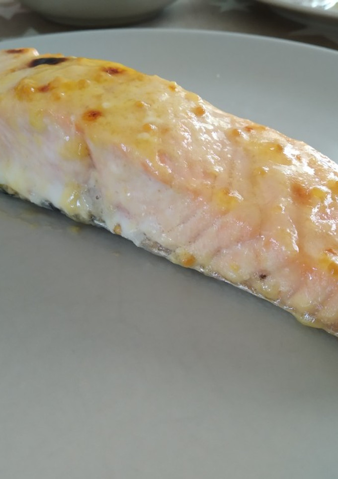 Una foto de Salmón al horno con mostaza y miel