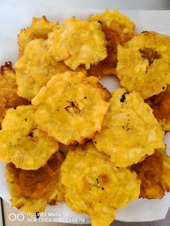 Una foto de Patacones con sabor de ajo y limón