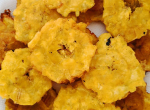 Una foto de Patacones con sabor de ajo y limón