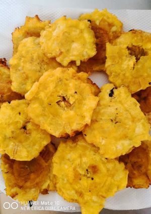 Una foto de Patacones con sabor de ajo y limón