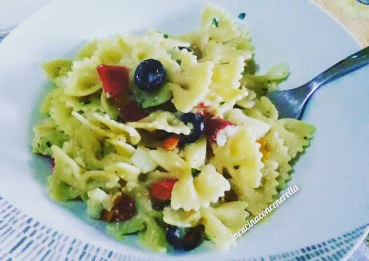 Farfalle con cavolfiore, peperoni e olive