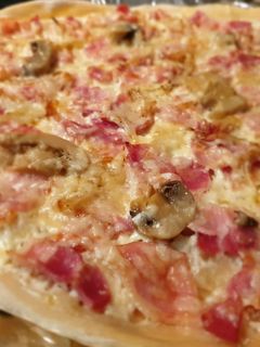 Una foto de Pizza carbonara