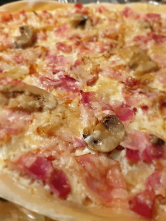 Una foto de Pizza carbonara