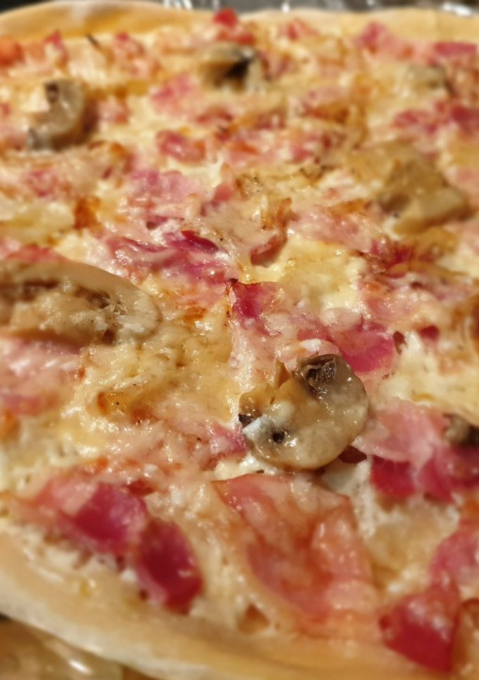 Una foto de Pizza carbonara