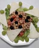 Ensalada de garbanzos, con queso y uvas