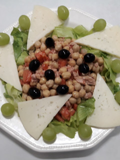 Una foto de Ensalada de garbanzos, con queso y uvas