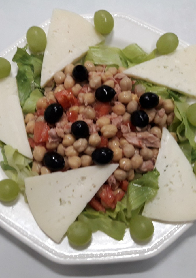 Una foto de Ensalada de garbanzos, con queso y uvas