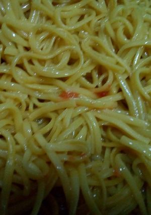 Una foto de Fideos amarillos con salsa