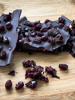 Una foto de Barras de chocolate con granadas