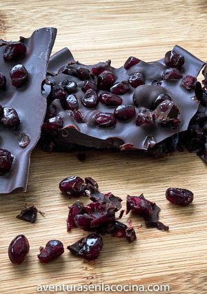 Una foto de Barras de chocolate con granadas