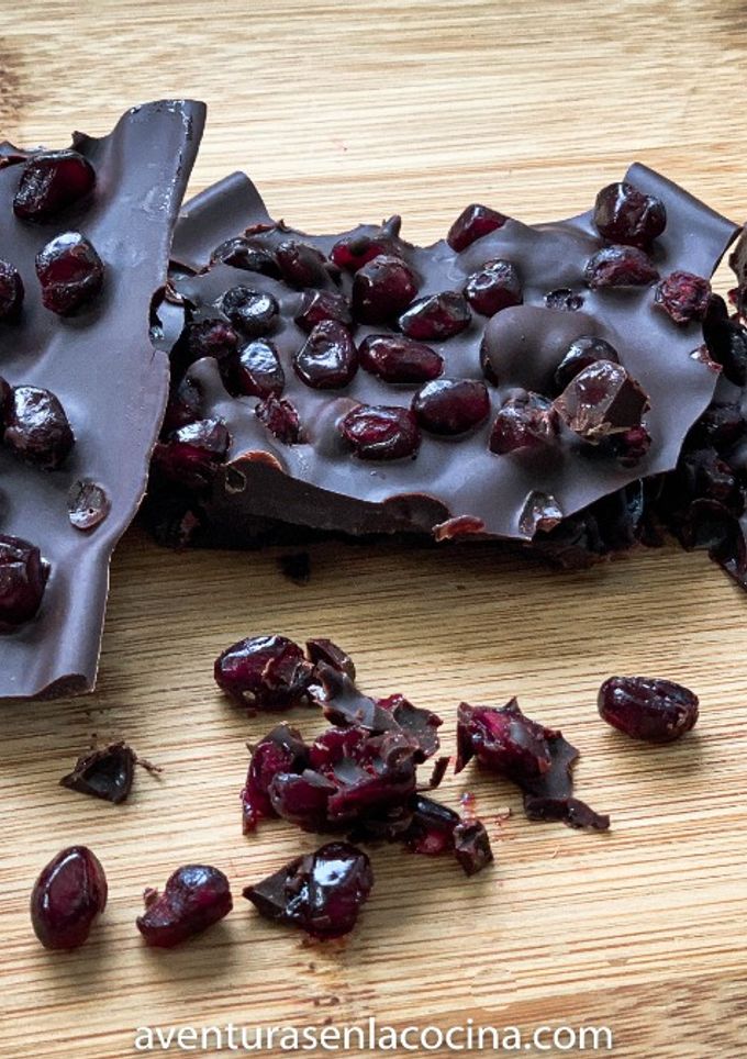 Una foto de Barras de chocolate con granadas