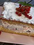 Pastel de bizcocho con relleno de crema de bayas rojas