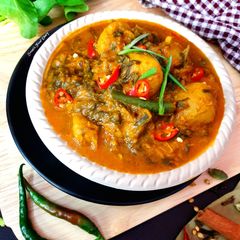A picture of Lahsuni Aloo Palak Curry in Pressure Cooker.
