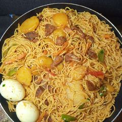 A picture of Fried spaghetti and potatoes.