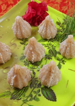 आक्रोड मोदक (Akrod Modak Recipe In Marathi) रेसिपी चे मुख्य फोटो 