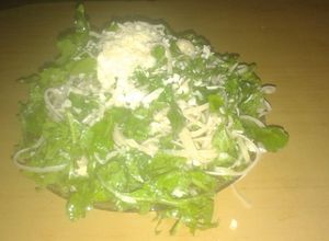Una foto de Linguine con rúcula y queso parmesano