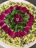 Salade de cresson et courgettes aux pétales de roses et fleurs de thym