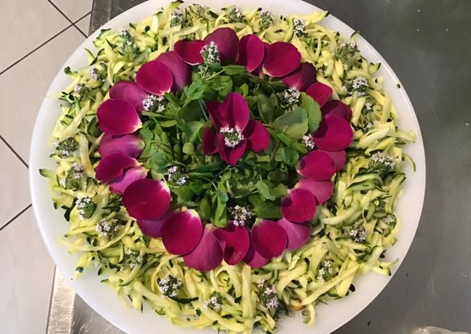 Salade de cresson et courgettes aux pétales de roses et fleurs de thym