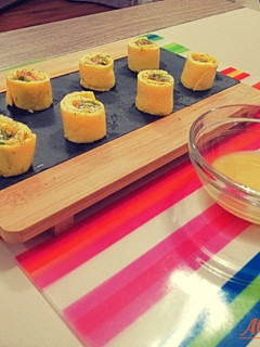 Una foto de Rolls de tortilla rellenos de salmón, aguacate y queso de cabra