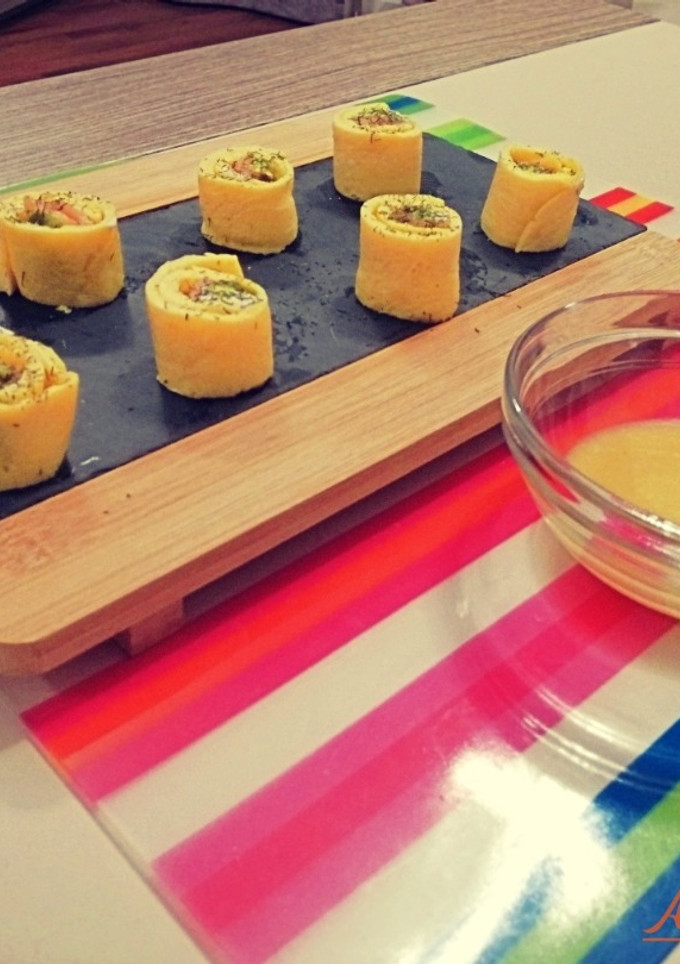Una foto de Rolls de tortilla rellenos de salmón, aguacate y queso de cabra