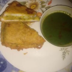 A picture of Bread pakoda.