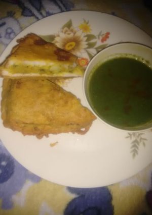 A picture of Bread pakoda.