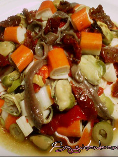 Una foto de Ensalada de piquillos con frutos de mar