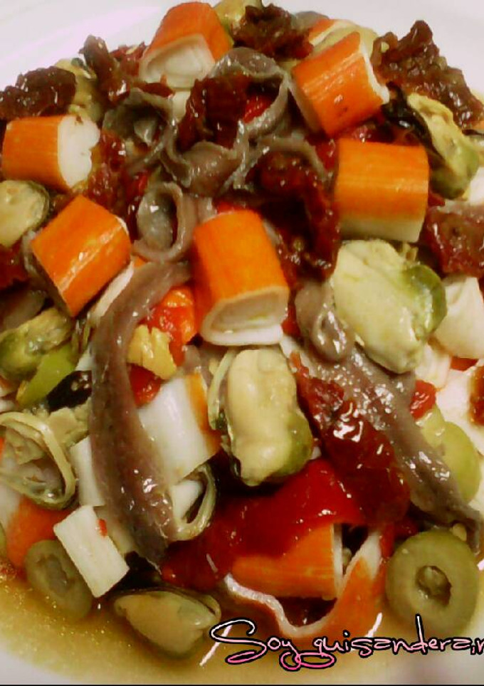 Una foto de Ensalada de piquillos con frutos de mar