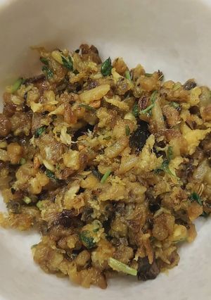 A picture of Macher Jhuro / Crumbled Fish (co-star to your Khichdi).