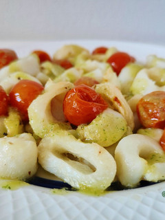 Una foto de Calamares con tomates cherry y pesto de cacahuetes