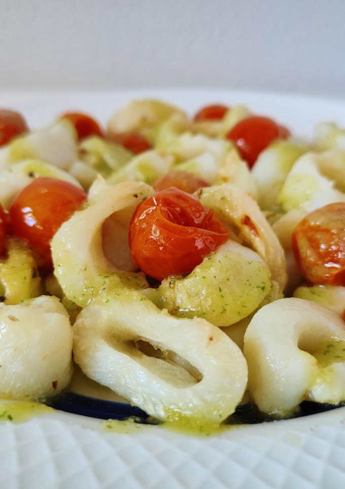 Una foto de Calamares con tomates cherry y pesto de cacahuetes