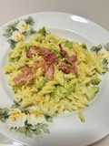 Macarrão com brócolis, bacon e molho de castanha de caju