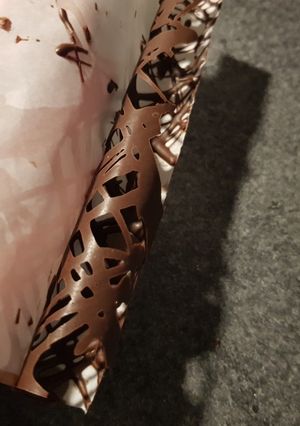 Una foto de Como hacer decoraciones fáciles en chocolate para tortas