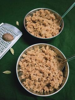 गोड लापशी (gode lapshi recipe in marathi) रेसिपी चे मुख्य फोटो 