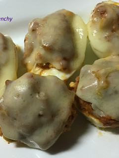 Una foto de Huevos rellenos gratinados con salsa boloñesa