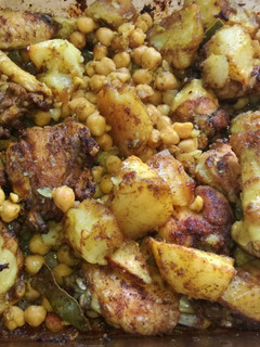 Una foto de Pollo al horno con patatas y garbanzos al curry