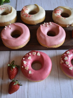 Una foto de Donuts de fresa y chocolate blanco versión Petitfit