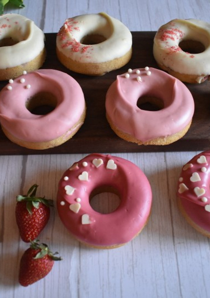 Una foto de Donuts de fresa y chocolate blanco versión Petitfit