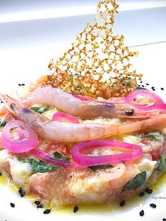 Foto di Tartare di gamberi rosa in panzanella con corallo in paprika dolce